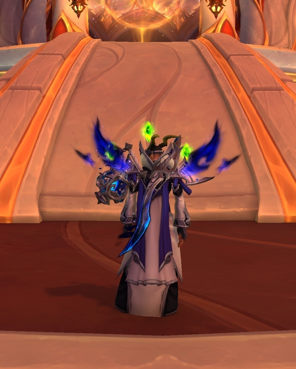 Заклинатель с предметом в левой руке, закрепленным на спине, но отображающимся на плече.