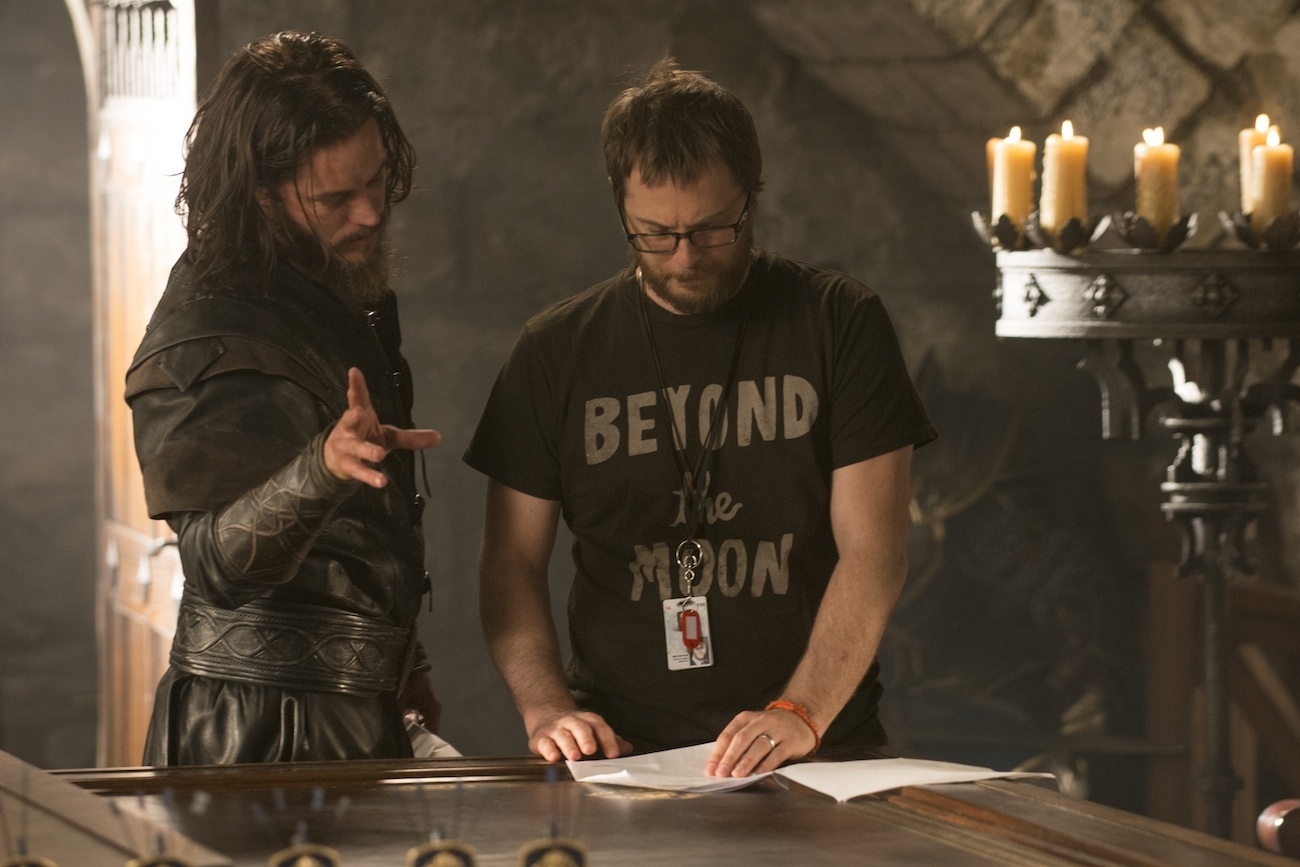 Il film di Warcraft: retrospettiva e prospettive future Duncan Jones, regista del film di Warcraft, insieme a Travis Fimmel